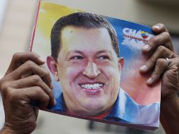 Simpatizantes de Hugo sostienen una imagen del presidente. REUTERS /