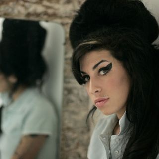 Confirman que Winehouse murió por exceso de alcohol