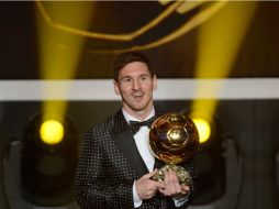 Messi feliz con su cuarto Balón de Oro. XINHUA /