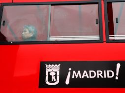 Un turista pasea por las calles madrileñas en un transporte que ostenta el escudo del oso y el madroño. REUTERS /
