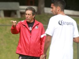 Tomás Boy (izq) da indicaciones durante en entrenamiento del Atlas. MEXSPORT /