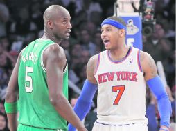 Caldeados. Carmelo Anthony (der.) provoca a Kevin Garnett, durante el partido en Nueva York. REUTERS /