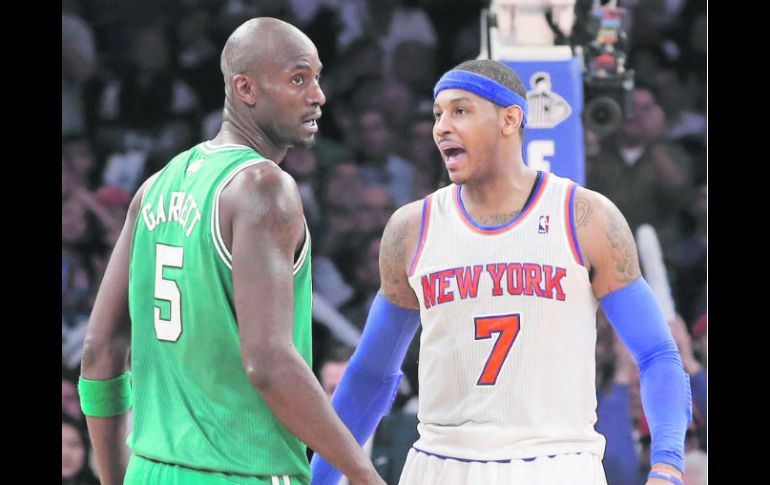 Caldeados. Carmelo Anthony (der.) provoca a Kevin Garnett, durante el partido en Nueva York. REUTERS /