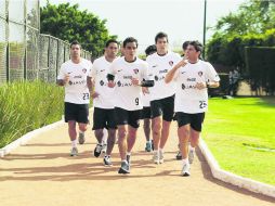 Calentamiento. Los Zorros trotan en las instalaciones de Colomos, previo a la práctica de ayer. EL INFORMADOR /