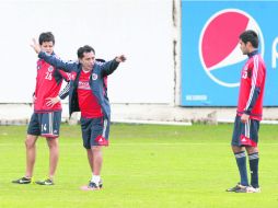 En lo suyo. Benjamín Galindo da indicaciones a sus pupilos durante la práctica de ayer con Chivas en Verde Valle. EL INFORMADOR /