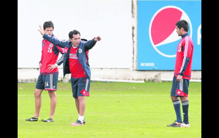 En lo suyo. Benjamín Galindo da indicaciones a sus pupilos durante la práctica de ayer con Chivas en Verde Valle. EL INFORMADOR /