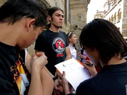 Un ejemplo sería ''un grupo de personas se manifiesta contra la turomaquia recabando firmas''. ARCHIVO /