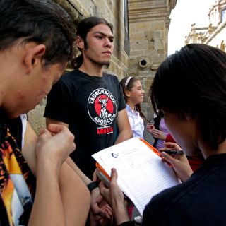 Fundéu BBVA: ''recabar o ''recoger firmas'', mejor que ''recolectarlas''