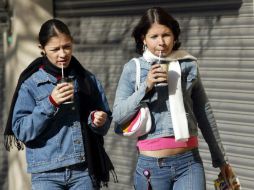 Jóvenes entre 18 y 30 años de edad son quienes con más frecuencia sufren dolores musculares por la época. ARCHIVO /