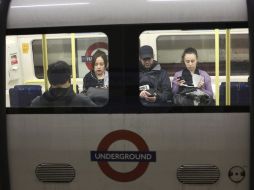 Pasajeros viajan en un vagón de tren en una estación de metro en Londres. EFE EFE /