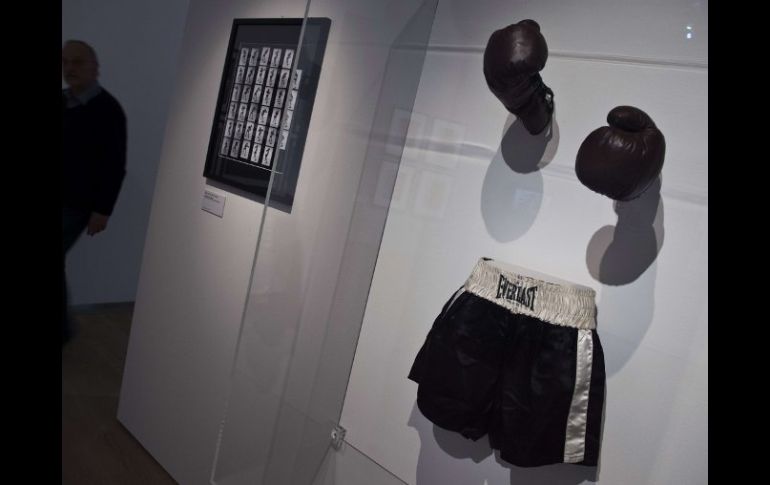 Los guantes y el calzoncillo que usó De Niro en ''El toro salvaje'' son también exhibidos. AFP /