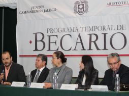 En rueda de prensa, informaron que cada becario de maestría recibirá una remuneración de siete mil pesos mensuales. EL INFORMADOR /