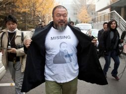 Con una camiseta que alude a su detención y liberación, Ai Weiwei simboliza su crítica al régimen. ARCHIVO /