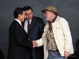 Enrique Peña Nieto saluda a Javier Sicilia durante la publicación de la Ley General de Víctimas. Los acompaña Miguel Ángel Osorio. EFE /