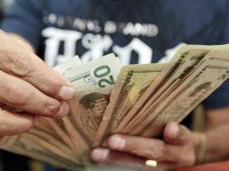 Los centros cambiarios de ciudades fronterizas y turísticas vendieron la divisa hasta en 13.25 pesos. ARCHIVO /