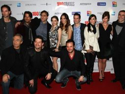 El elenco reunido para celebrar el estreno. SUN /