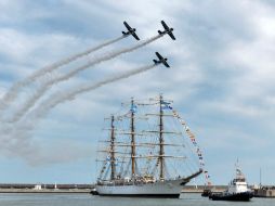 El navío ingresó en un espectáculo emotivo acompañado por las sirenas de los barcos amarrados en el puerto. XINHUA /