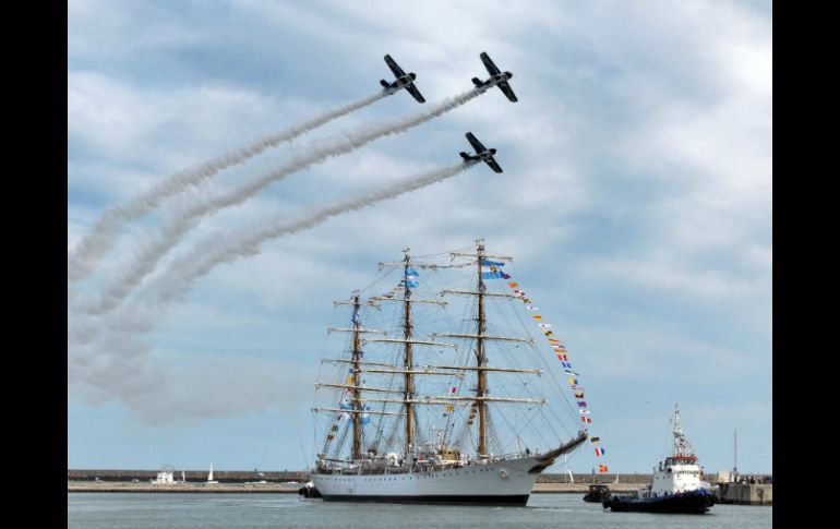 El navío ingresó en un espectáculo emotivo acompañado por las sirenas de los barcos amarrados en el puerto. XINHUA /