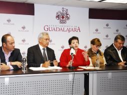 La regidora María Cristina Solórzano Márquez (c) dio a conocer el oficio que dirigió a la Sindicatura de Guadalajara.  /