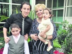 Para el recuerdo. Los padrinos Andrés Guardado y Diana Molina con Nicolás y Romina Hernández Guardado.  /