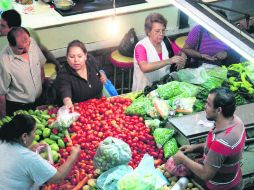 Para arriba. Entre los productos con los mayores precios al alza se encuentra el jitomate. NTX /