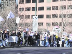 Protesta. Manifestantes se pronuncian contra las armas fuera del Congreso en Denver, Colorado. AFP /
