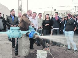 El alcalde de Tlajomulco, Ismael del Toro, inauguró la construcción de interconexión de la red de agua el pasado noviembre. ESPECIAL /