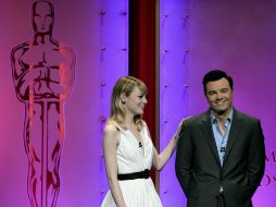 La actriz Emma Stone (i) y el y presentador de la gala Seth MacFarlane anuncian los nominados a la 85 edición de los Oscar. EFE /