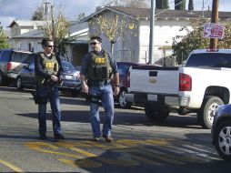 Agentes del FBI revisan la escena del crimen. REUTERS /