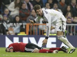 El jugador del Celta de Vigo Augusto Fernández (i) cae ante el madridista Sergio Ramos, en la jugada que le valió la expulsión. EFE /