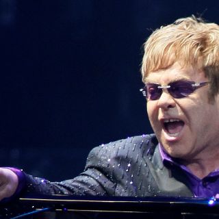 Elton John se convierte en padre