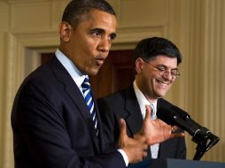 El presidente de Estados Unidos, Barack Obama (i), felicita al nuevo secretario del Tesoro, Jack Lew. EFE /