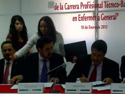 El Secretario de Salud, José Antonio Muñoz  (izq) y el alcalde de Guadalajara, Ramiro Hernández (der), durante la firma del convenio.  /