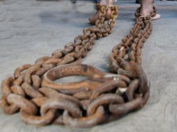 El niño, que se encontraba en compañía de su abuelo materno, fue liberado de la cadena que lo sujetaba . ARCHIVO /