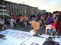 Los manifestantes hicieron una escala en la Asamblea Legislativa del Distrito Federal donde pidieron esclarecer las detenciones. NTX /