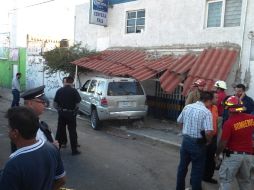 Por el golpe, Rendón Juárez se subió a la banqueta con su camioneta y terminó atropellando al hombre. ARCHIVO /