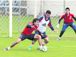 Ante la falta de atacantes, Chivas recurrirá al juvenil Érick Torres (izq.) para que sea el delantero titular en el Estadio Corona. EL INFORMADOR /