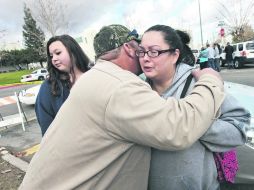 Otro ataque. En Los Ángeles, un joven agredió a balazos a un estudiante de preparatoria. En la foto, familiares se consuelan. XINHUA /