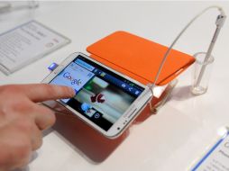 Un ejemplo sería ''Presentan el nuevo 'tabléfono' de Samsung''. AFP /