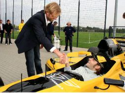Klopp, director del Borussia Dortmund saluda al piloto del equipo homónimo de la Formula 1. MEXSPORT /