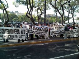 Con mantas se presentaron al menos cien exagentes para ser escuchados. EL INFORMADOR /