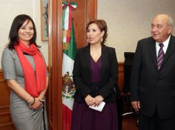 Rosario Robles (c) dio posesión a Nuvia Mayorga (i) como directora general de la CDI. NTX /