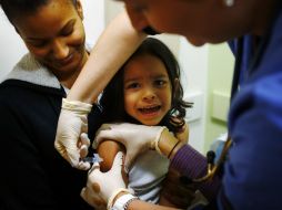Las vacunas contra la influenza pueden aplicarse en centros y clínicas de salud con o sin seguro médico. REUTERS /