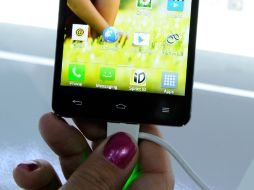 El teléfono inteligente LG Optimus T es visto en el CES 2013 Internacional en el Las Vegas. AFP /