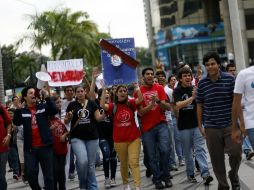 Los estudiantes protestaban en contra del TSJ que avaló la postergación de la investidura del presidente. EFE /
