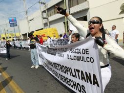 Manifestación. Policías reprobados salieron a las calles para pedir que se les aplique una segunda evaluación. EL INFORMADOR /