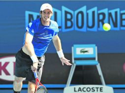 A trabajar. Andy Murray observa la pelota durante un entrenamiento previo al arranque del primer Grand Slam de la campaña. EFE /