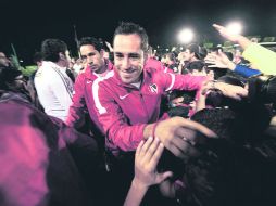 Convivio. Sergio Amaury Ponce (atrás) y Óscar Razo saludan los aficionados, anoche en el ''Banderazo rojinegro''. EL INFORMADOR /