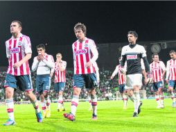 Muy serios. Los jugadores rojiblancos regresan cabizbajos al vestidor, anoche en Torreón, Coahuila. MEXSPORT /