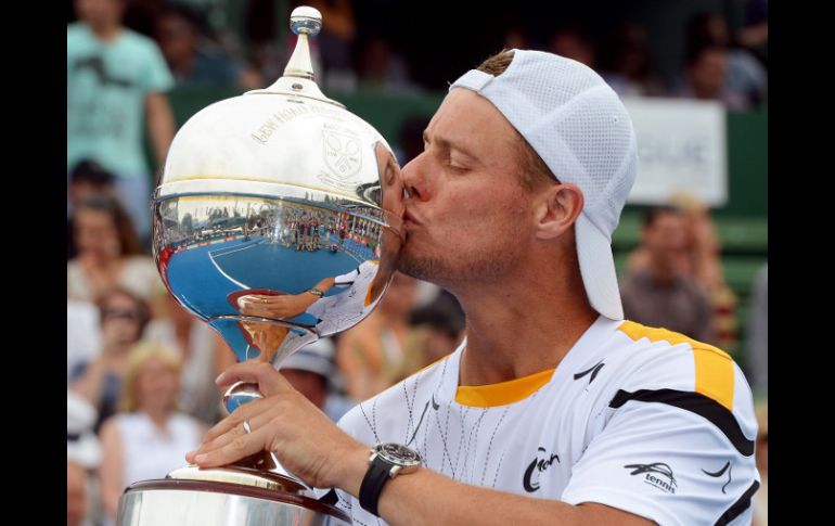 Lleyton Hewitt, de Australia, besa el trofeo después de ganar al argentino, Juan Martín Del Potro. AFP /